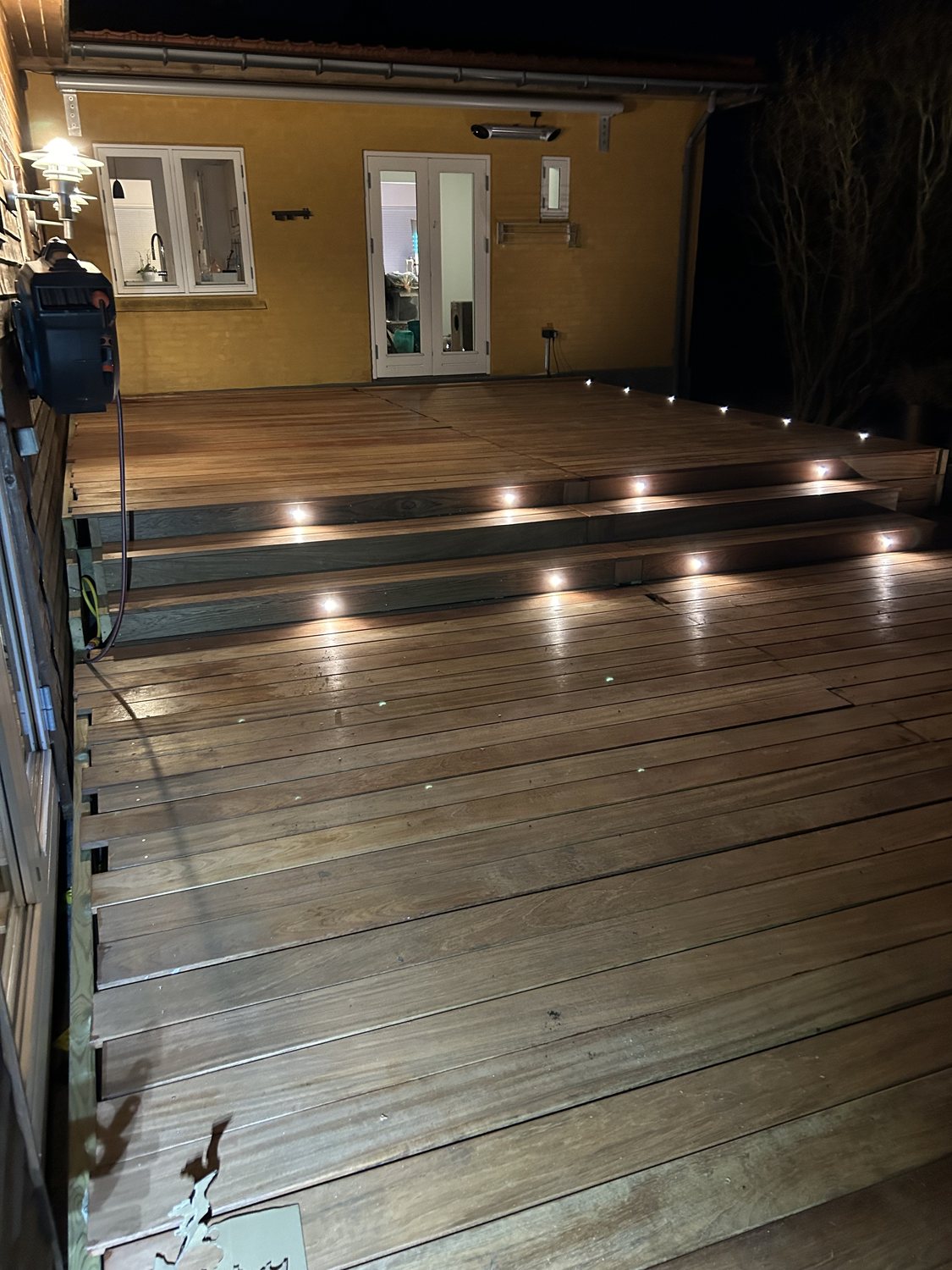 Terrasse om aftenen med indbyggede LED-spots i trappetrinene