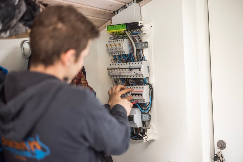 Elektriker fra Siesing Totalbyg arbejder i en el-tavle