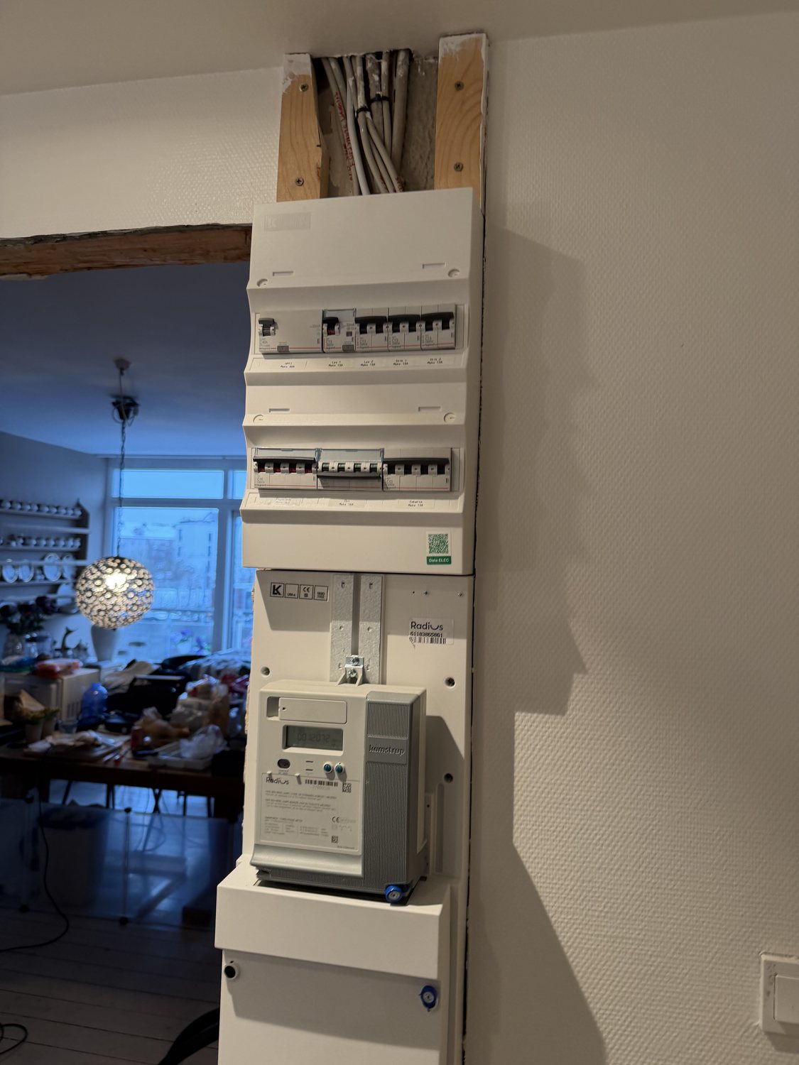Ny gruppetavle monteret i entréen med måler under