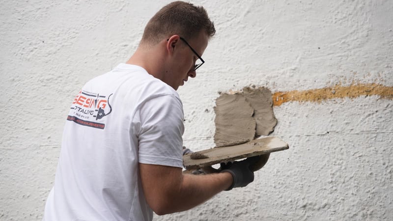 Murer fra Siesing Totalbyg pudser en facade
