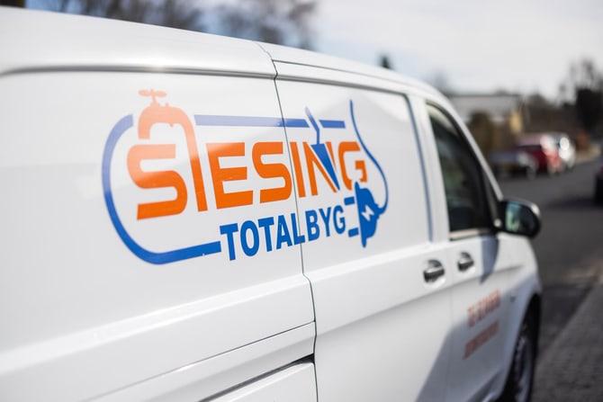 Siesing Totalbygs firmabil med logo
