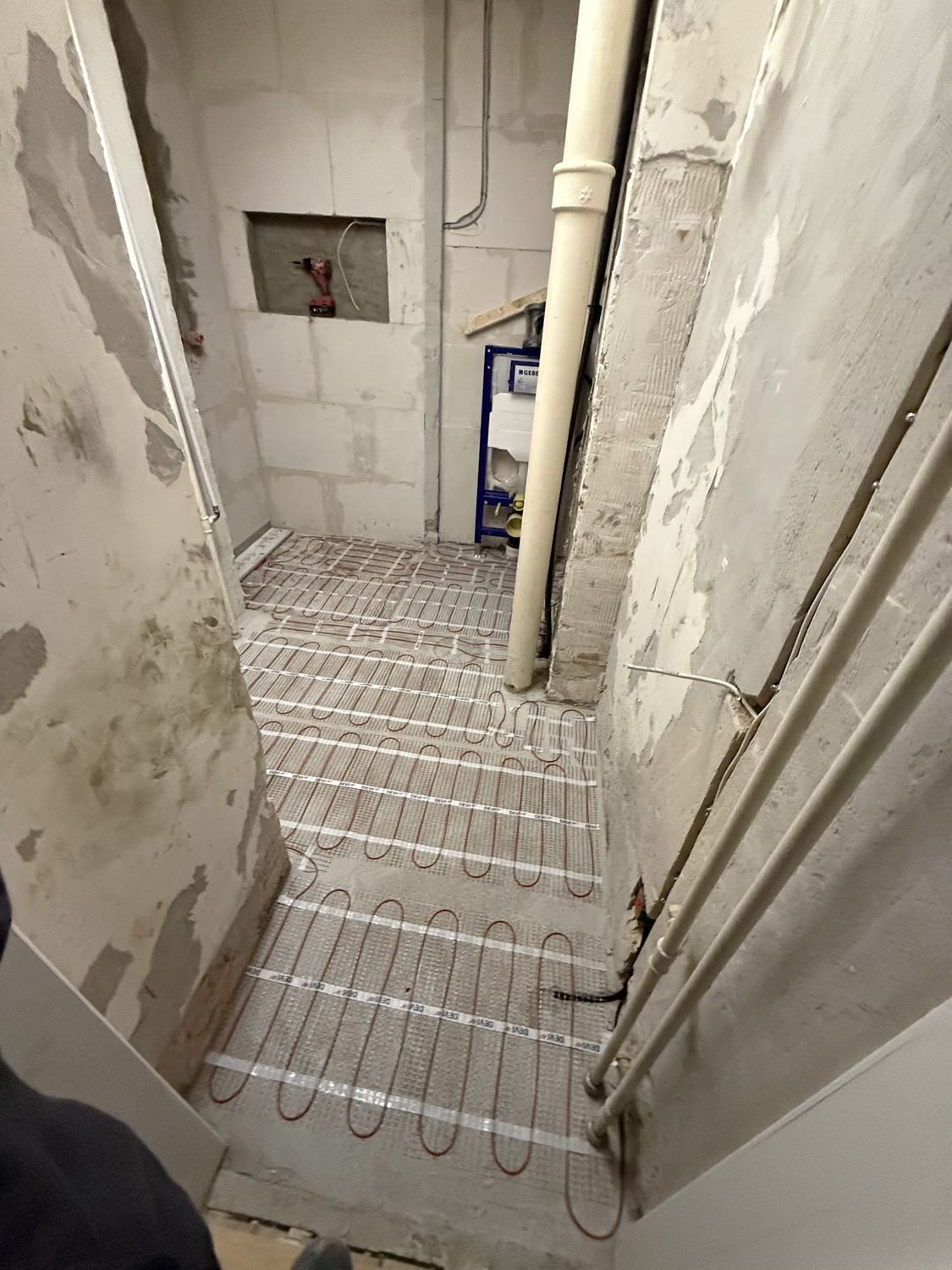 Kælder under renovering med afrensede vægge og nedlagt gulvvarme